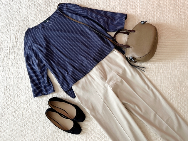女性会社員 普通の服
