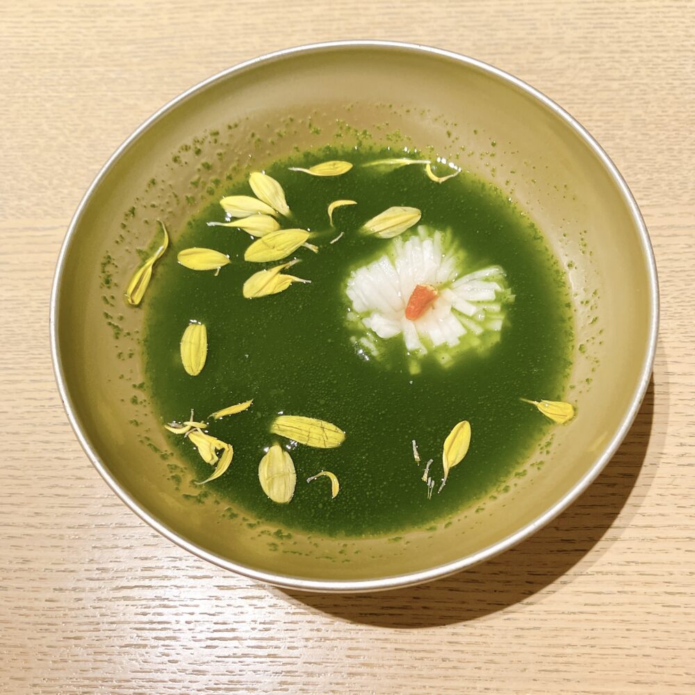 蕪の菊花見立て 和出汁で合わせた菊菜のすり流し
