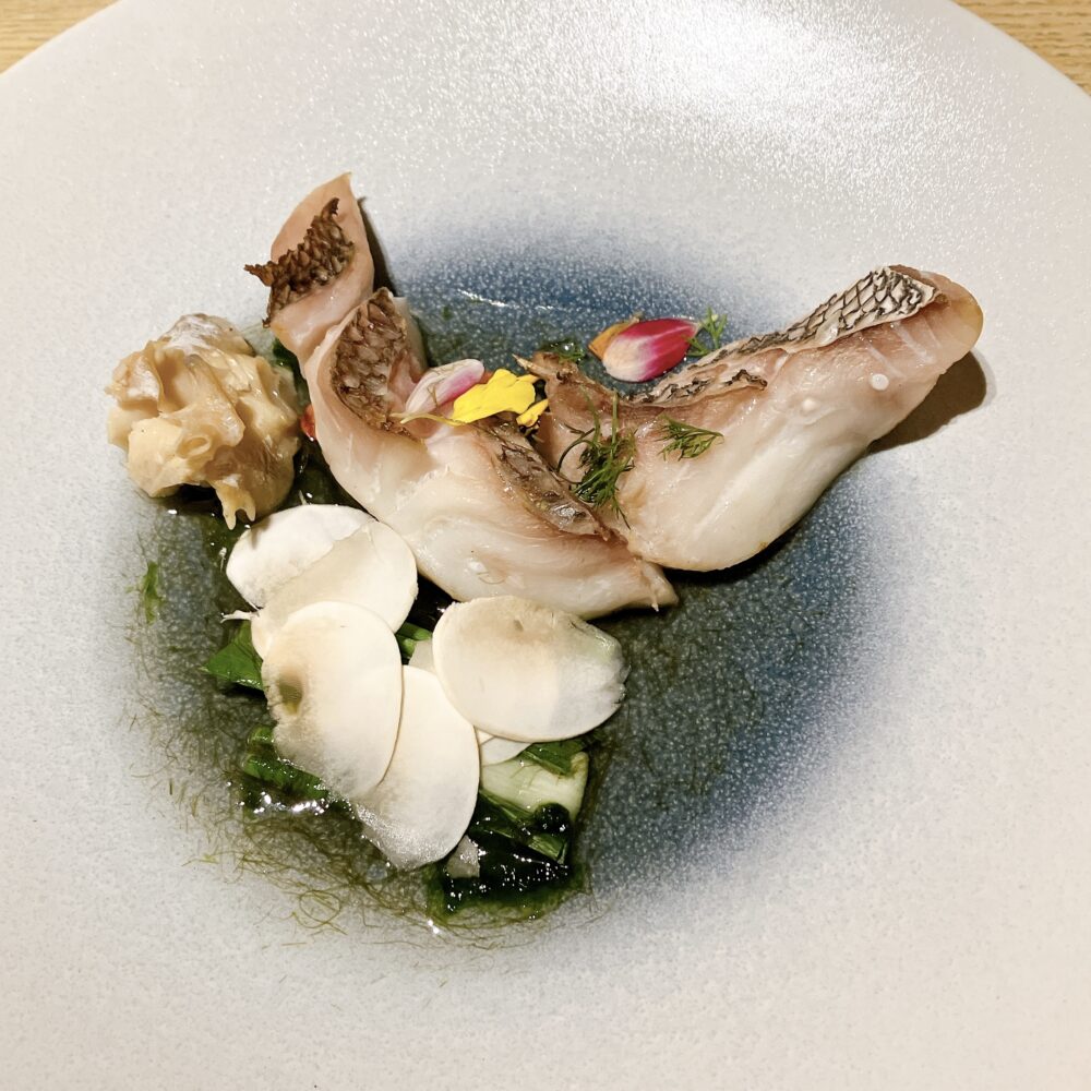 紅葉鯛炭焼き その出汁とあおさ海苔ソース 九条ネギとマッシュルームの香り