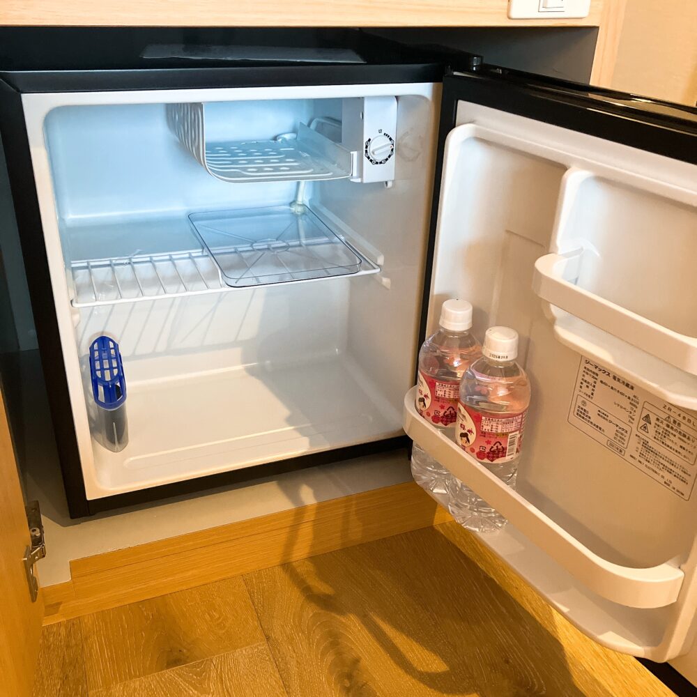 冷蔵庫にはミネラルウォーターが2本