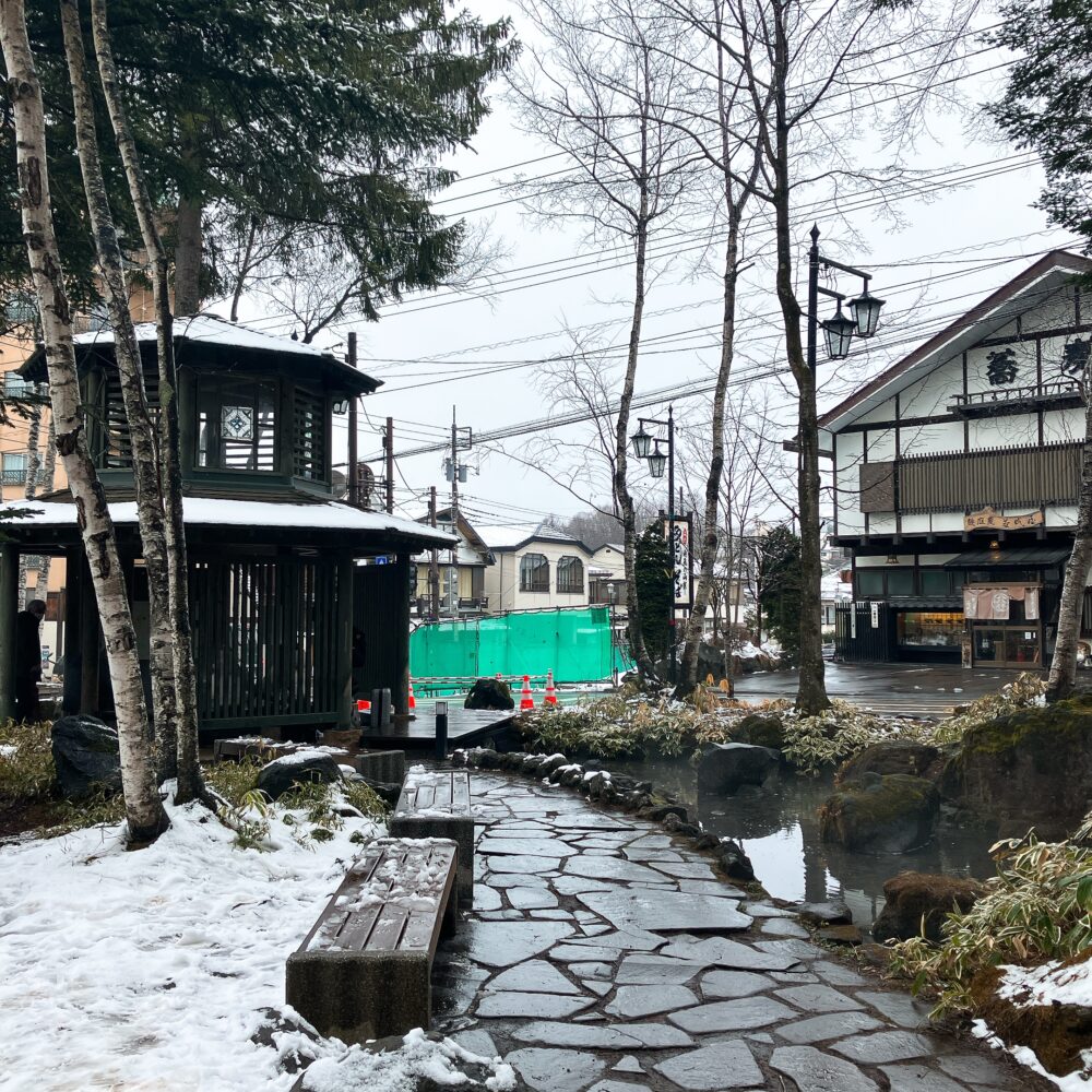 4月上旬の草津バスターミナルはまだ冬のような光景 雪も残っている