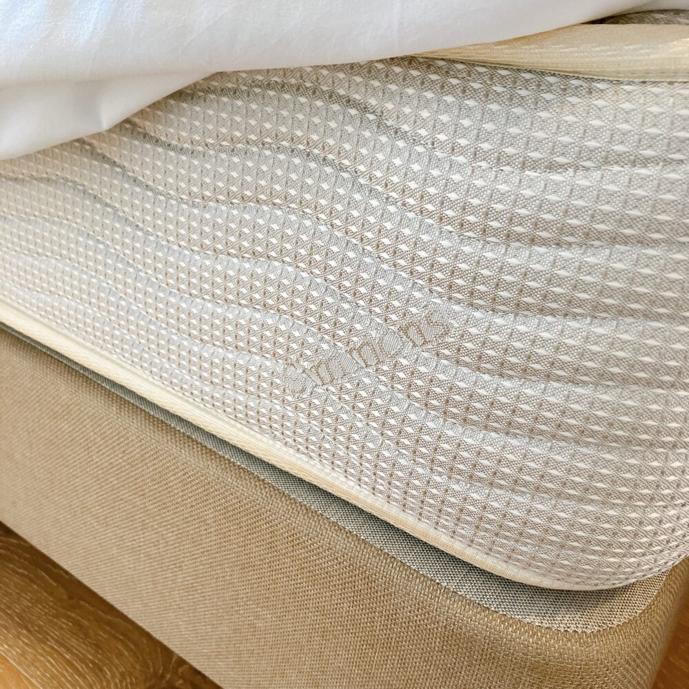 シモンズのロゴの入ったマットレス