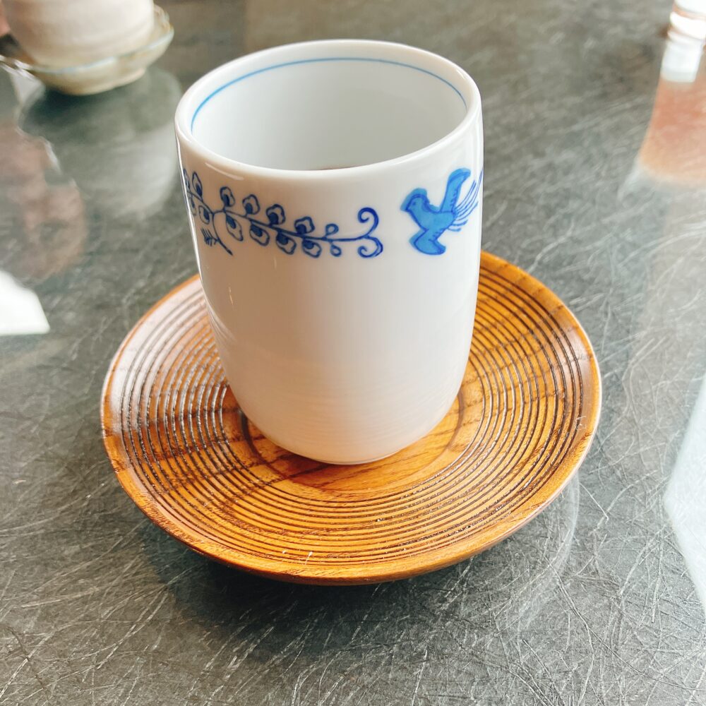 温かいお茶はサービスでいただけます。