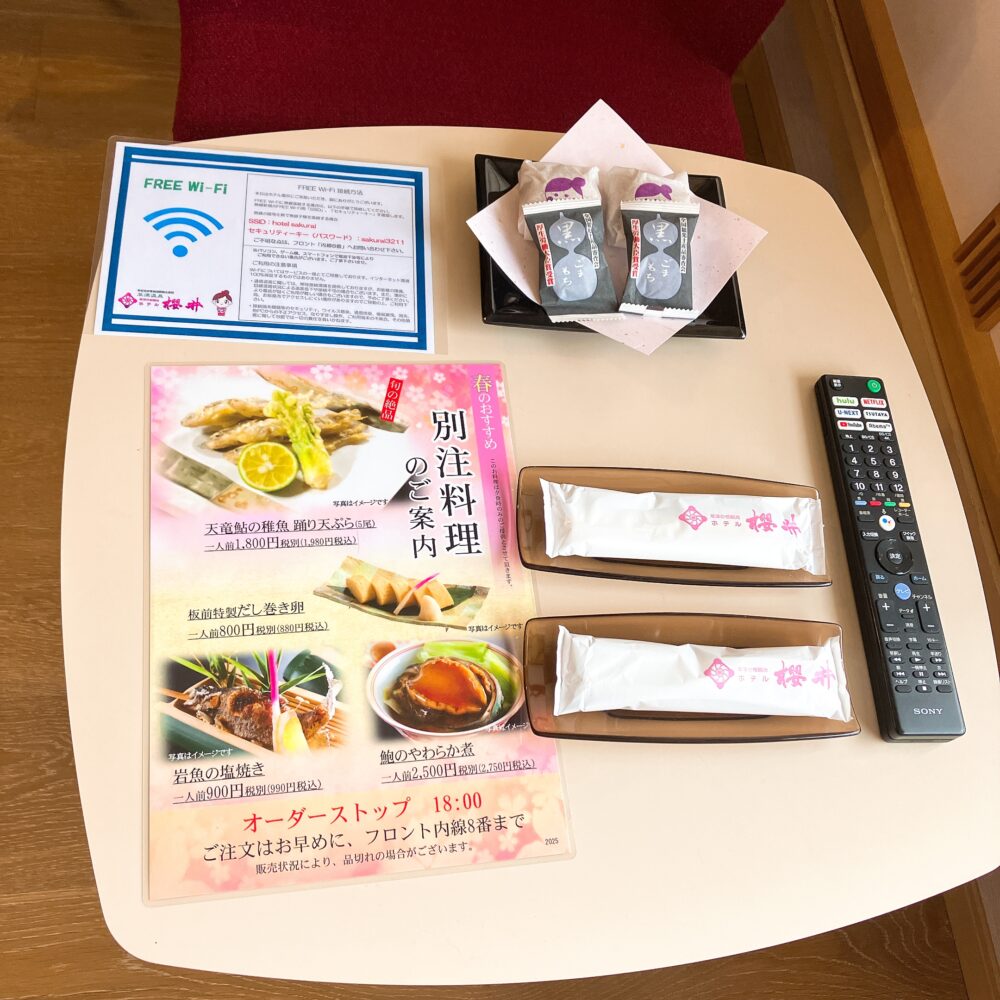 客室のテーブルに用意された、チェックイン時のウェルカムサービス。お茶菓子や注文料理のご案内が並び、これから始まる滞在への期待感を高めてくれます。