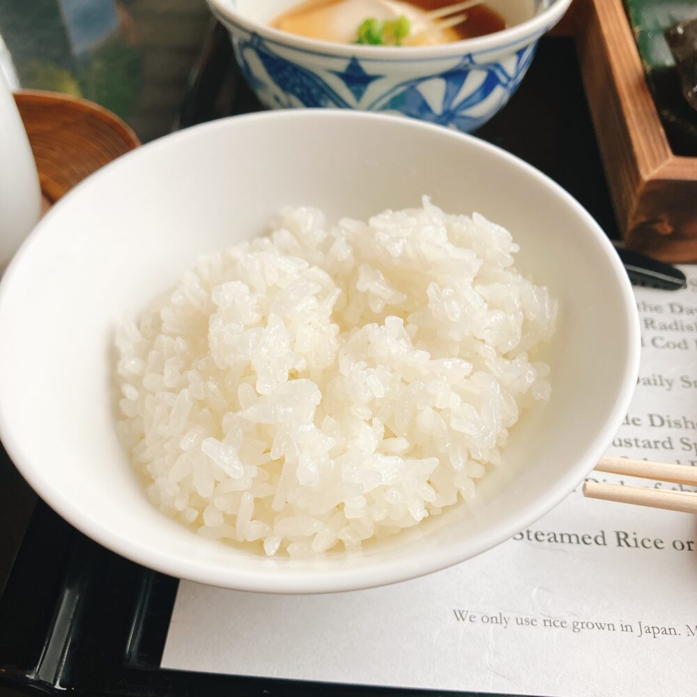 白いお茶碗に盛られた、つややかでふっくらとした白米。