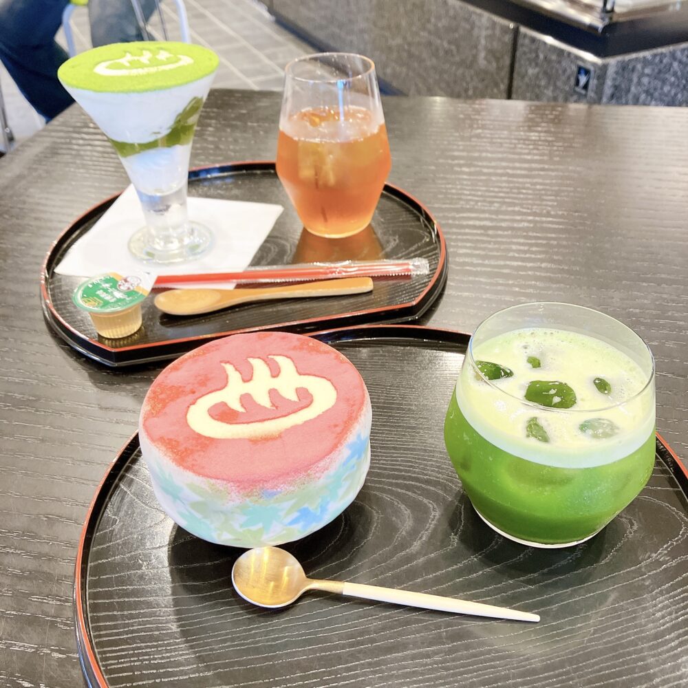 名物どらティラはどら焼き風ティラミスとアイス緑茶 奥には抹茶パフェとアイスティーが並んでいる