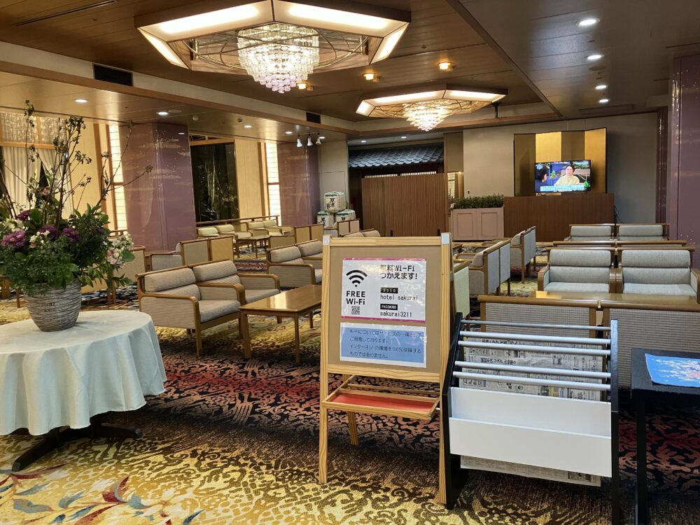 チェックイン・アウト時や待ち時間に利用できる、ホテル櫻井のロビー。複数のソファが配置された広々とした空間で、フリーWi-Fiや新聞・雑誌なども用意され、ゲストの快適な滞在をサポートするホテルの配慮が感じられます。