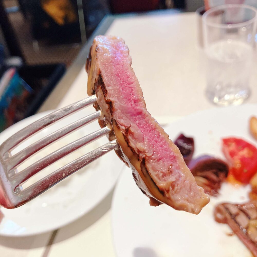 メインのステーキは、赤身が多くヘルシーなオーストラリア産ビーフ、180グラムです。グリルで香ばしく焼き上げられたお肉は、ミディアムレアの完璧な火入れ。