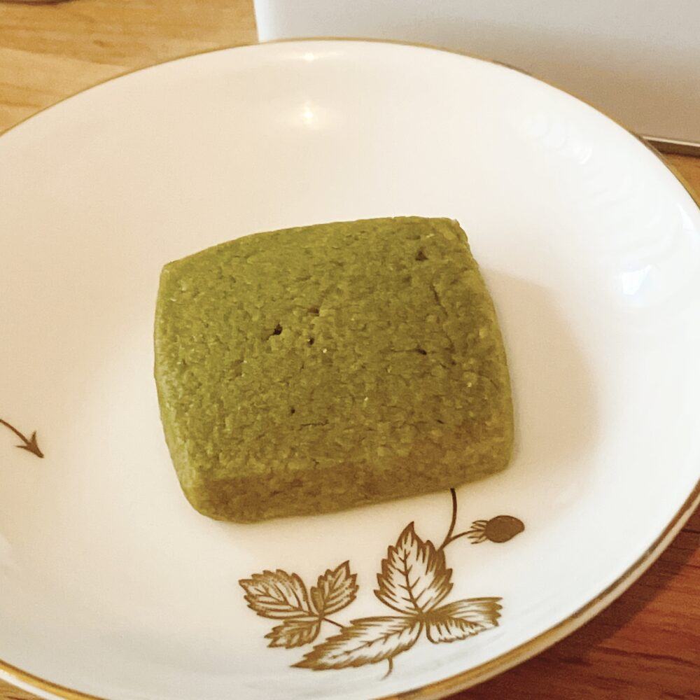 帝国ホテルのプレミアムクッキー缶に入っている、鮮やかな緑色の四角いサブレ抹茶。宇治茶の風味が凝縮された濃厚なクッキー。