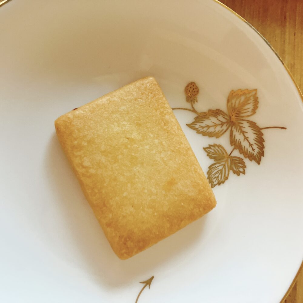 帝国ホテルのプレミアムクッキー缶に入っている、長方形のサブレナチュール。ほんのり塩味を感じるクラシックなバタークッキー。