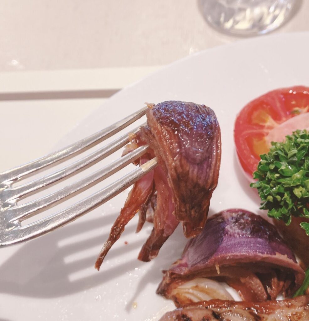 紫玉ねぎ: 表面が香ばしく焼かれており、ステーキとの相性も抜群でした。


