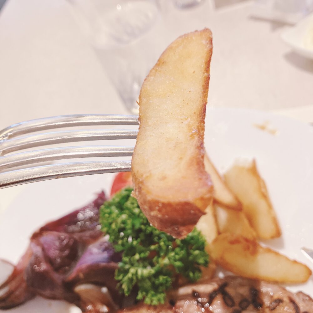 ポテト: 外はカリッと香ばしく、中はホクホクとした理想的な食感。