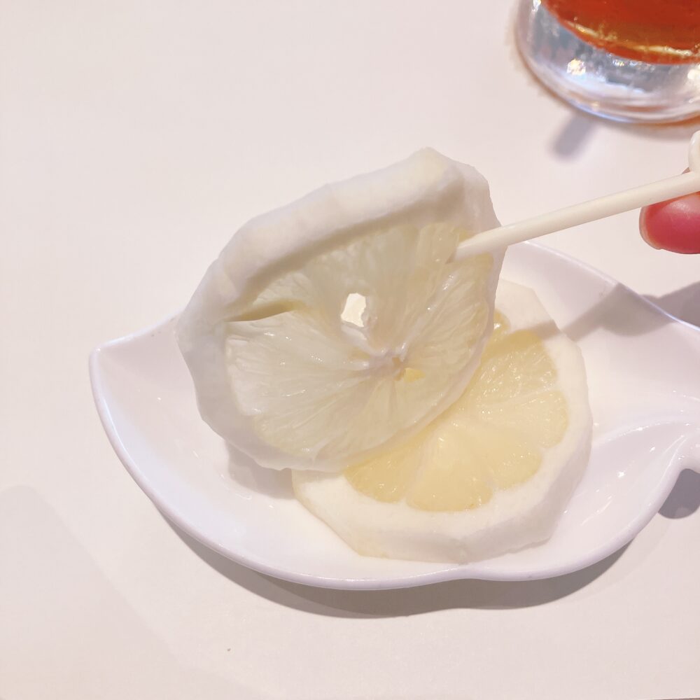 皮が丁寧に剥かれており、さらに帝国ホテルのロゴであるライオンのピックが刺さっていました。ドリンク一つにも、こうした細やかな気配りがあるのは、さすが帝国ホテルです。