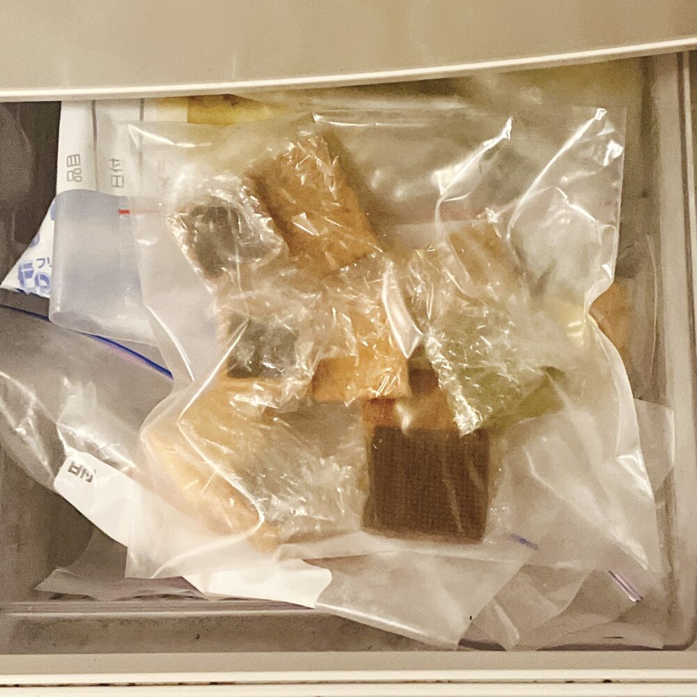 食べきれなかったクッキーはラップで包んで酸化を防ぐため、さらにジップロック(密閉袋)に入れて冷凍庫で保存します。