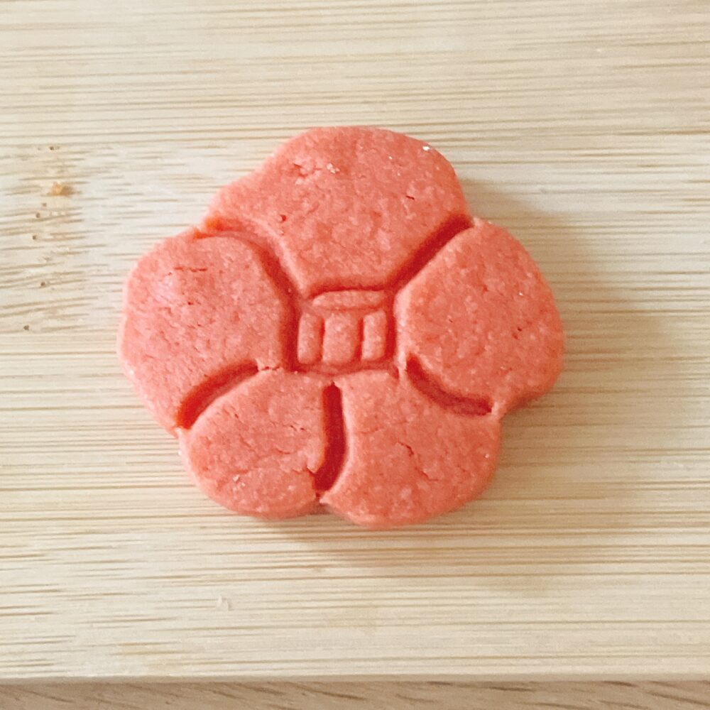 ホテル椿山荘東京「東京雲海と七つの季節のクッキー缶」に含まれる、椿の花の形をしたラズベリークッキー。