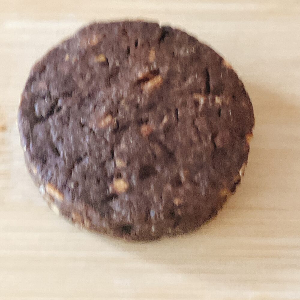 冬をイメージしたチョコレートクッキー。表面に見えるナッツは香ばく、歯応えがザクザク。