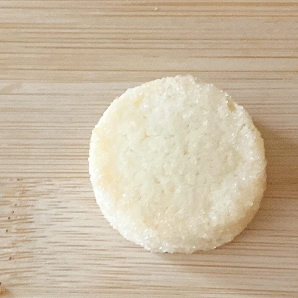 サブレココ。涼夏をイメージしたココナッツの風味のサブレ。ホロホロと口の中で崩れる食感が、繊細な技術を感じさせます。