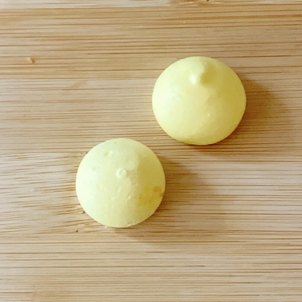 夏の蛍をイメージした甘くて爽やかな風味の柚子メレンゲ