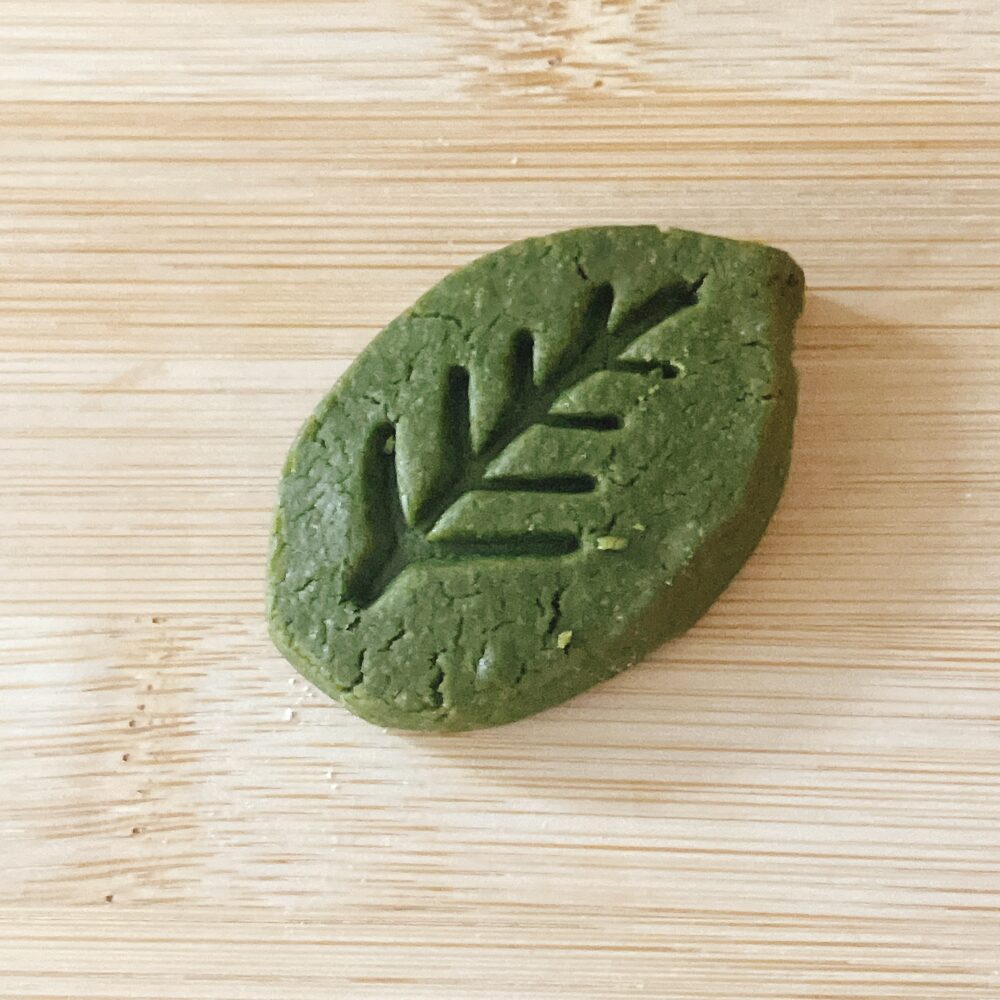 抹茶クッキー:鮮やかな緑色が目を引きます。ほろ苦い抹茶の風味が凝縮されており、和の要素が強い椿山荘ならではの味わいです。