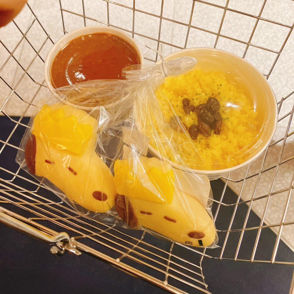 帝国ホテル ガルガンチュワの買い物かごの中身。スヌーピーモチーフのパンと、カレー、ターメリックライスがセットで入っており、ガチャポンを回すために購入されたもの。