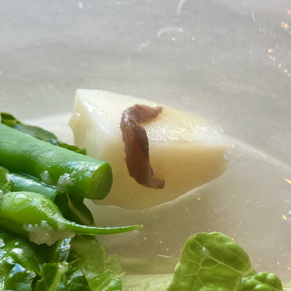 ジャガイモ一つとっても。角が崩れず、それでいてホクホクとした完璧な火入れに、帝国ホテルの老舗のプライドを感じる料理。