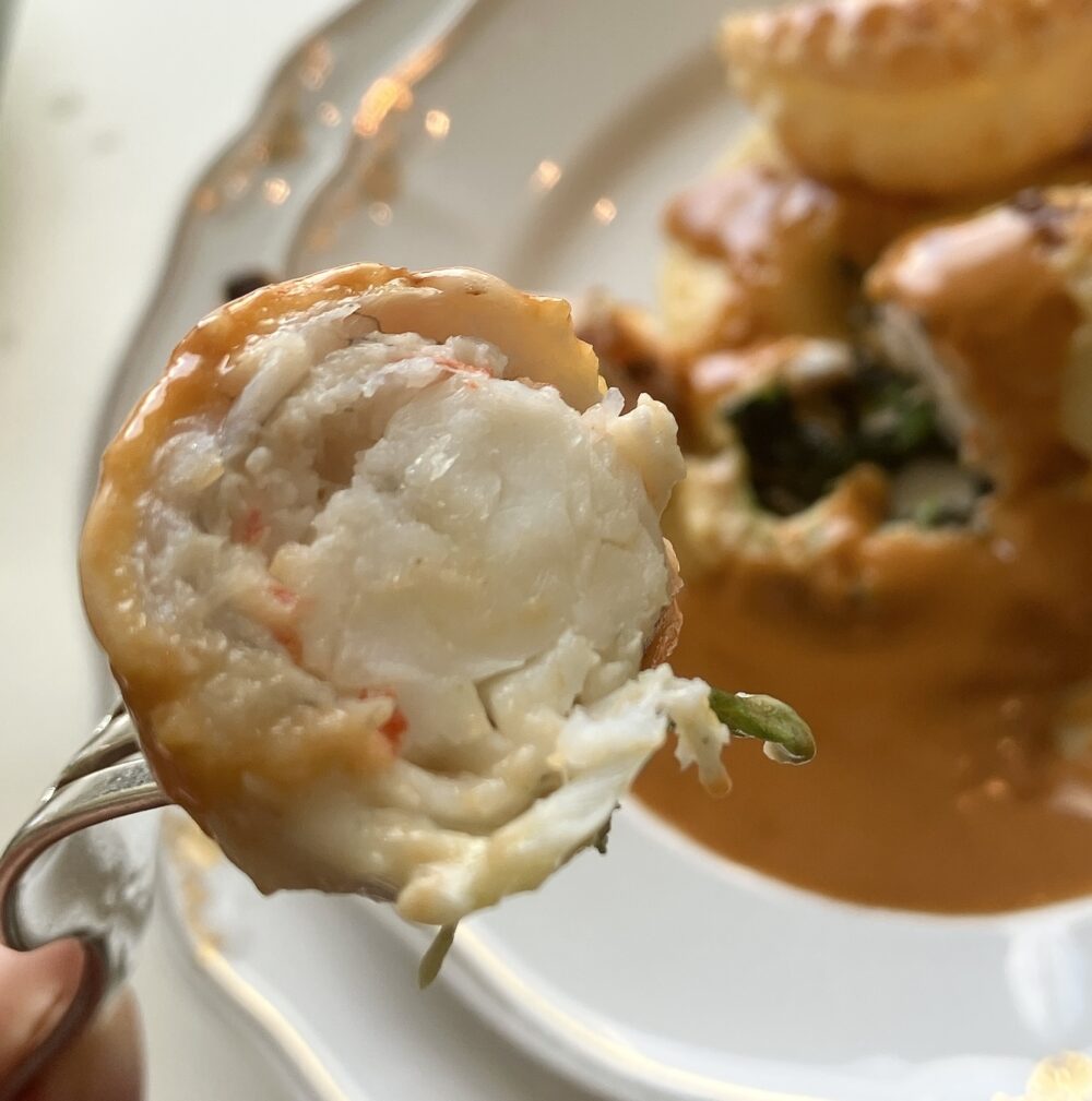 中はプリッとした力強い弾力の車海老と、繊細な舌平目、そして彩りを添えるほうれん草が丁寧に巻かれています。