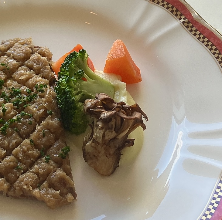 母が「見て見て、綺麗な舞茸〜」とはしゃいでいた1枚。確かに、ひだの一つひとつまで美しく焼き上げられていて、脇役への一切の妥協のなさに帝国ホテルの凄みを感じます。