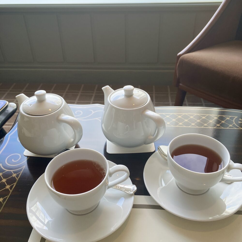 帝国ホテルのティーセット。白いティーポット二つと、紅茶が注がれた二つのティーカップが並んでいる。