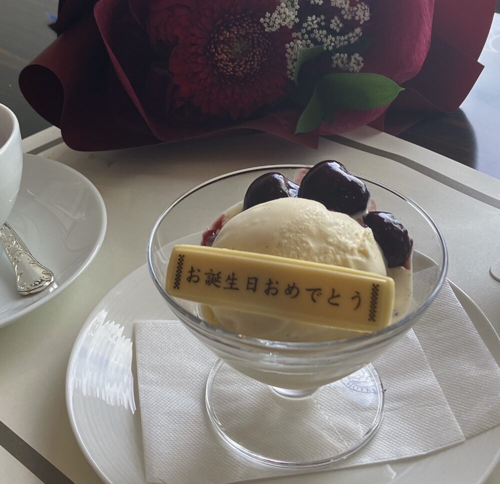 【体験記】135周年企画「帝国ホテル伝統のフルコース」でお誕生会！レーンヌエリザベスとシャリアピンステーキの味は？花束サプライズと記念日プレートの感想