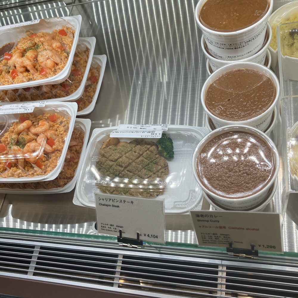 帝国ホテルのショップ「ガルガンチュワ」の惣菜コーナー。シャリアピンステーキ（4,104円）や海老のピラフがパック詰めされて並んでいる。