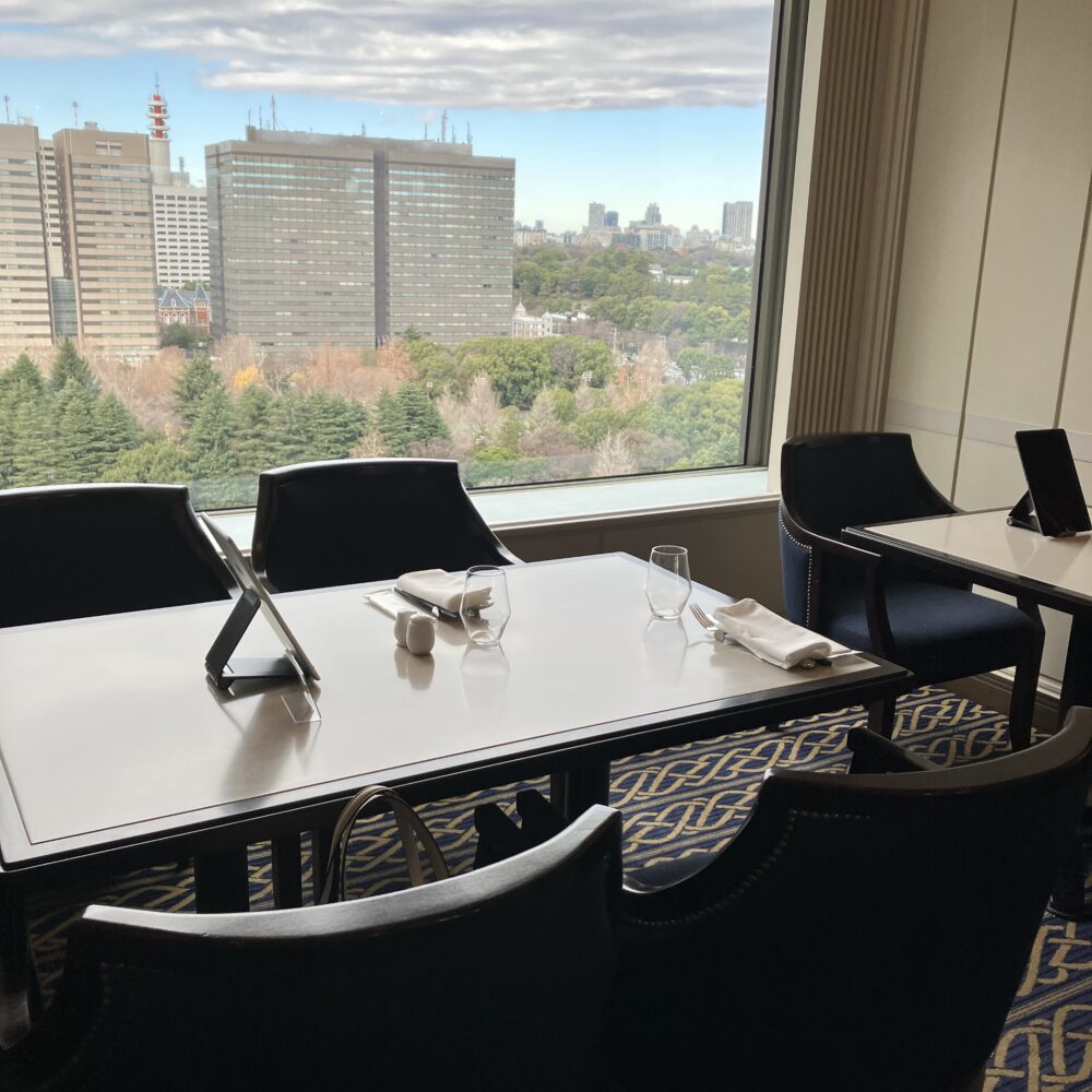 インペリアルバイキング サールの座席。食事にちょうど良い高さのテーブルが配され、大きな窓からは日比谷公園の景色や東京のビル群を一望できます。