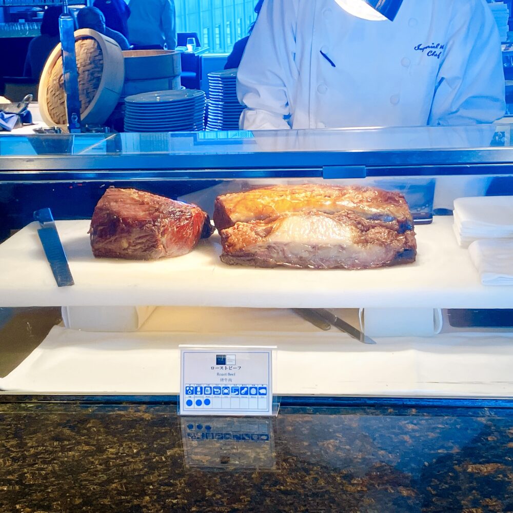 帝国ホテル東京「インペリアルバイキング サール」のカッティングステーションで、シェフが切り分ける伝統のローストビーフの塊。