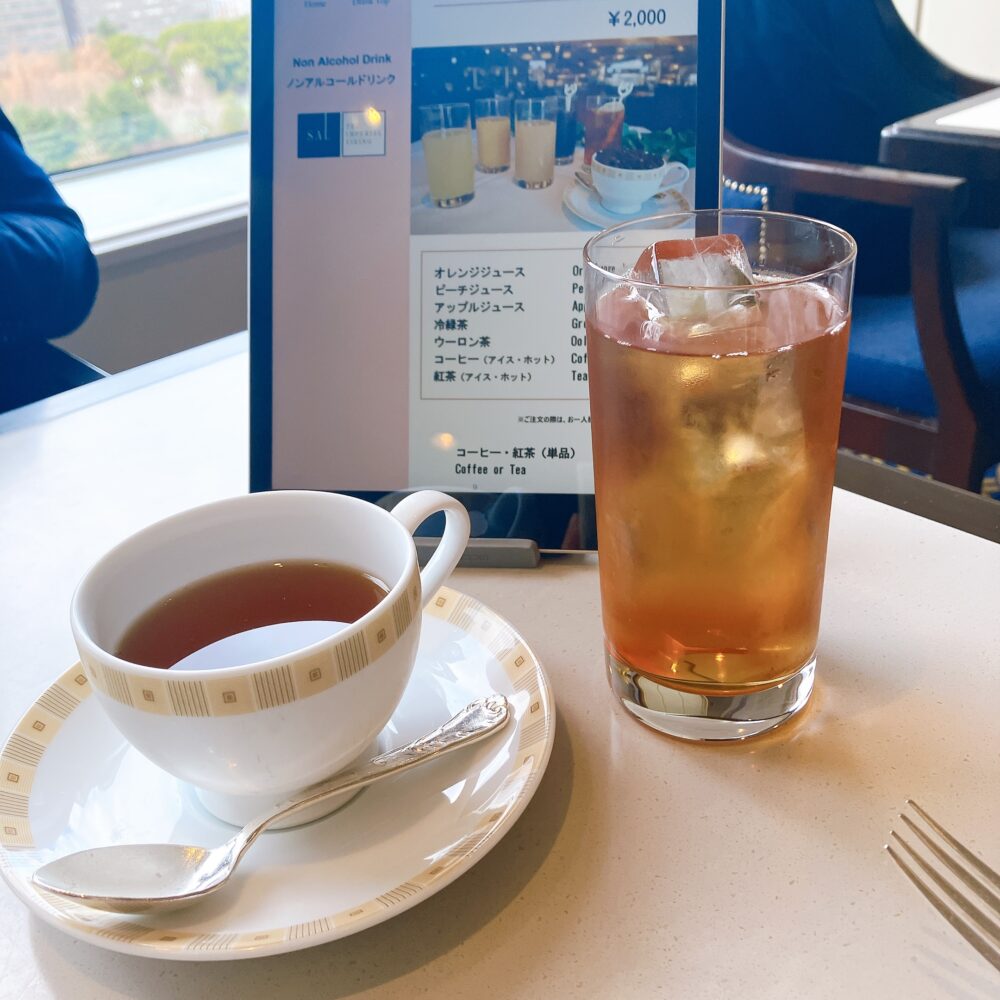 帝国ホテル「インペリアルバイキング サール」のドリンク。手前はホットティー、奥は氷たっぷりのアイスティー。
