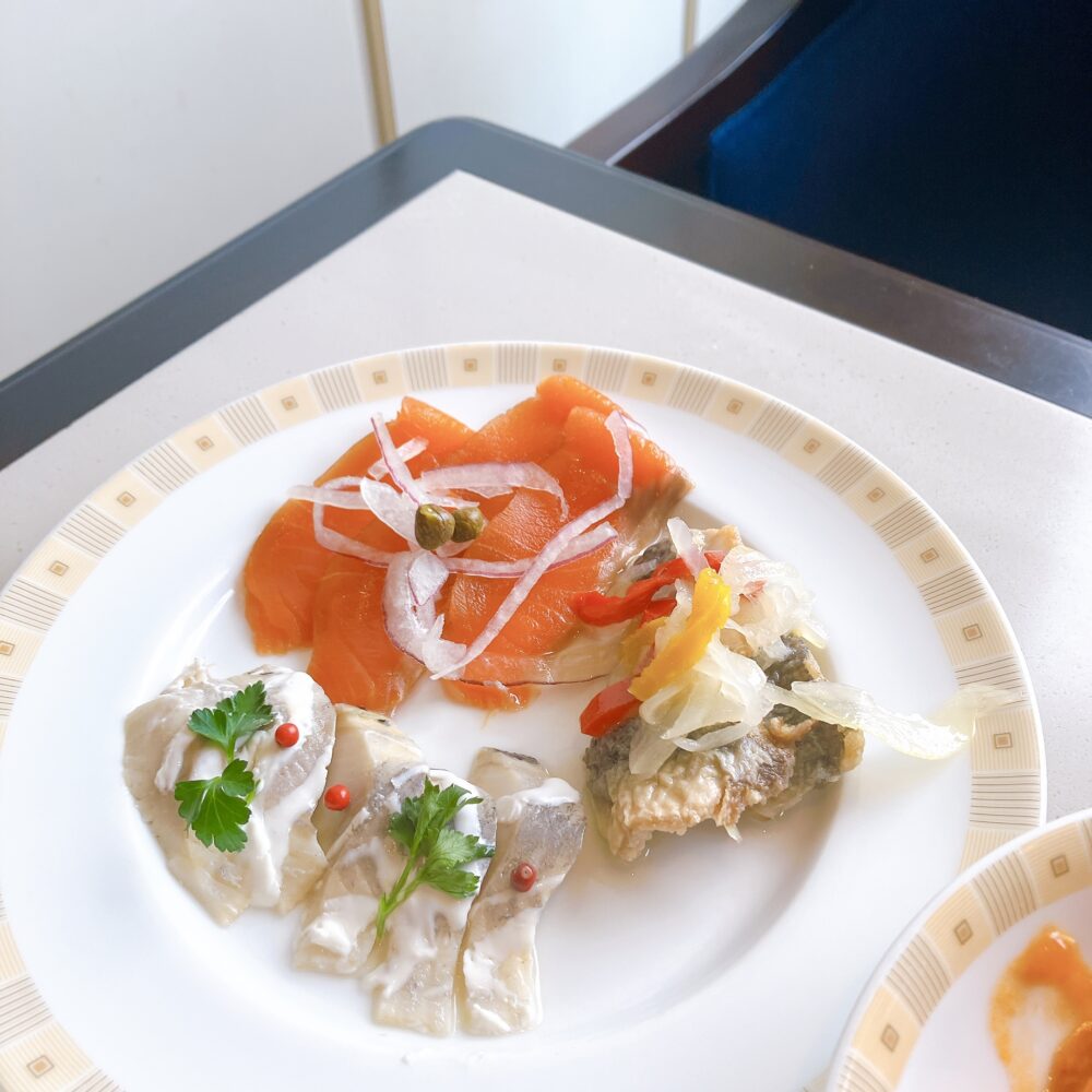 帝国ホテルのバイキング発祥のルーツである北欧を感じさせる、ニシンのマリネとスモークサーモンの前菜。