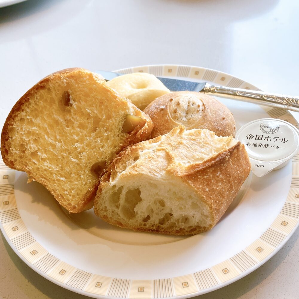 帝国ホテル「インペリアルバイキング サール」のパン盛り合わせと特選発酵バター。衛生管理のため持ち帰りは不可とされているビュッフェメニュー。