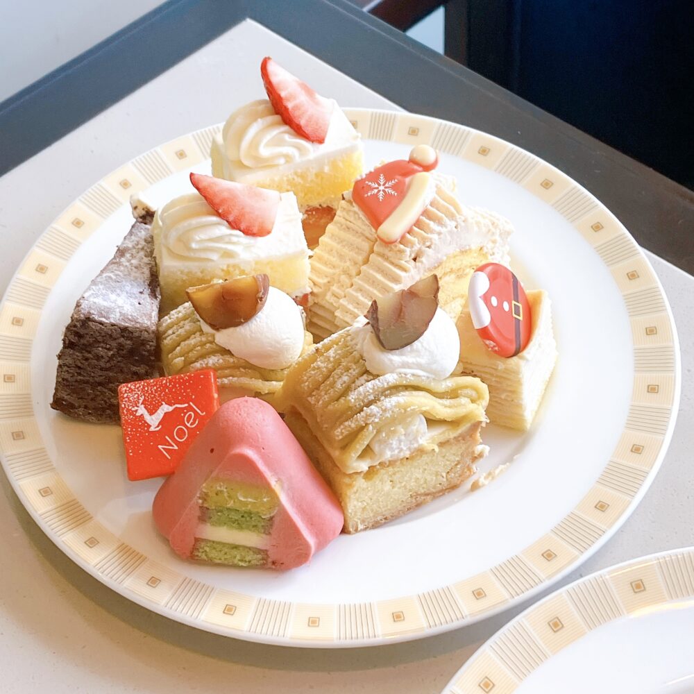 帝国ホテル「インペリアルバイキング サール」のデザート。ショートケーキ、モンブラン、クリスマス限定ムースなどがサンタのチョコと共に可愛らしく盛られた一皿。
