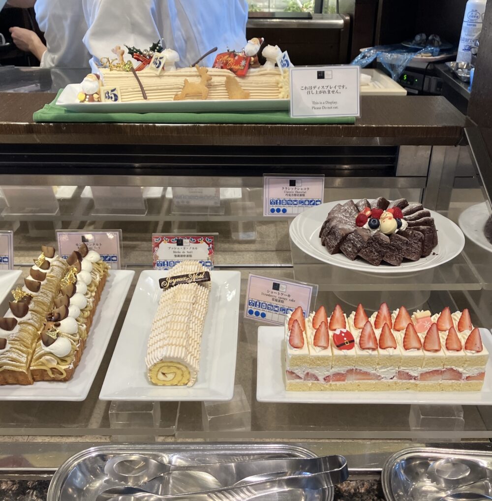 サンタやトナカイのチョコで飾られた、ショートケーキやモンブランなどが並ぶデザートプレート。