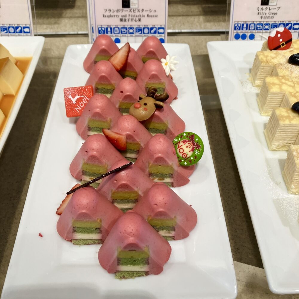 鮮やかなピンク色のムースとピスタチオの緑が層になった、新作ケーキ「フランボワーズピスターシュ」。