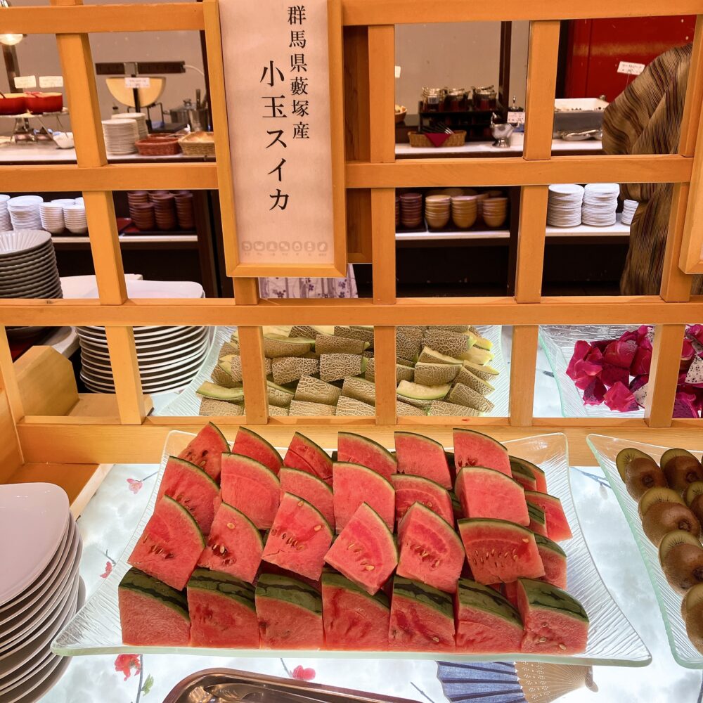 群馬県藪塚産の小玉スイカとメロンが並ぶフルーツコーナー。