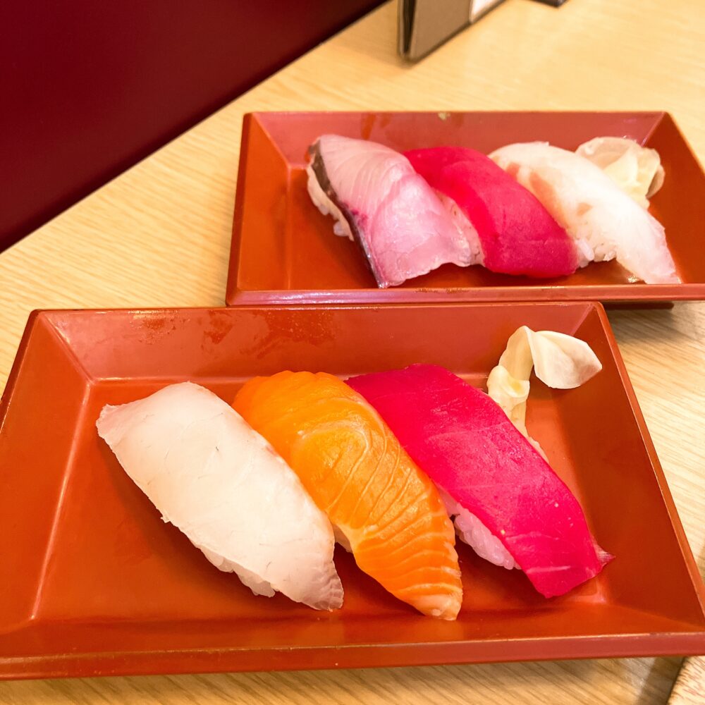 ホテル櫻井のライブキッチンで職人が握った、ツヤツヤのマグロやサーモンの握り寿司