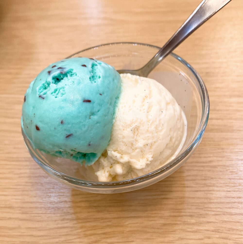 ガラスの器に盛られた、チョコミントとバニラのアイスクリーム。
