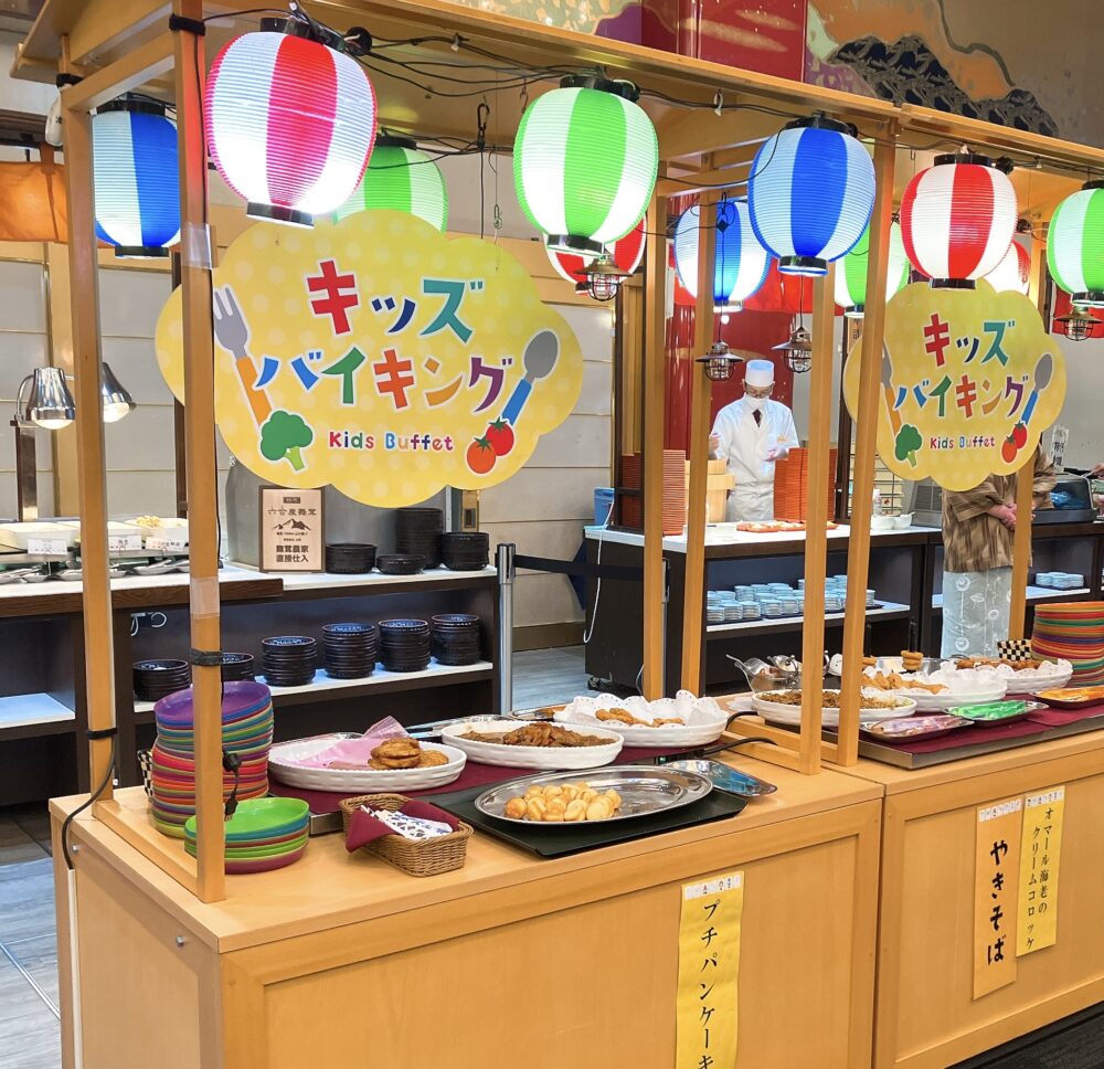 ホテル櫻井のバイキング会場に設置された、提灯が飾られたお祭り屋台風の「キッズバイキング」コーナー。