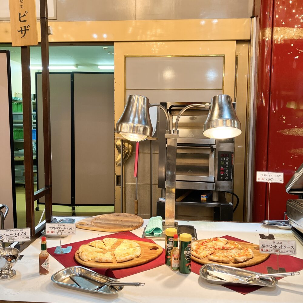 ホテル櫻井のバイキングに並ぶ、専用オーブンで焼かれた2種類のピザ。