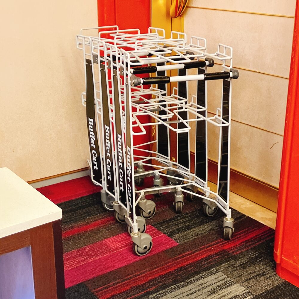 バイキング会場に用意された、複数のお皿を一度に運べる専用のバイキングカート。