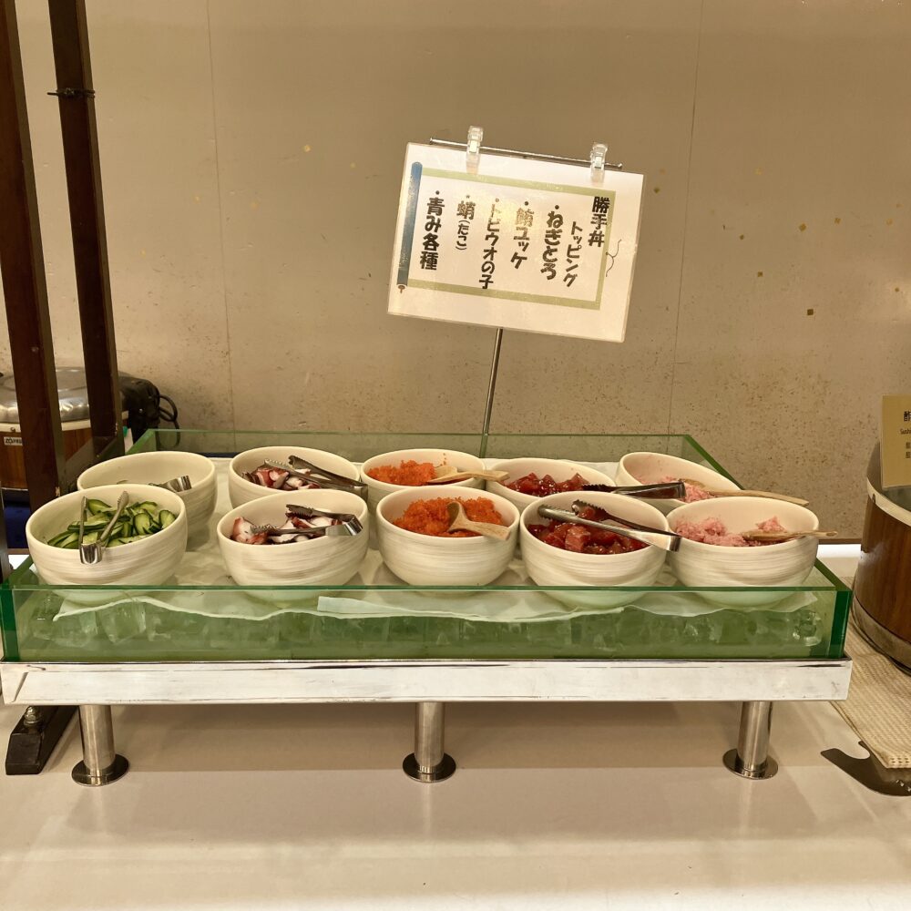 秋の海鮮丼（勝手丼）コーナーに並ぶ、ネギトロやトビコ、タコなどの豊富なトッピング。