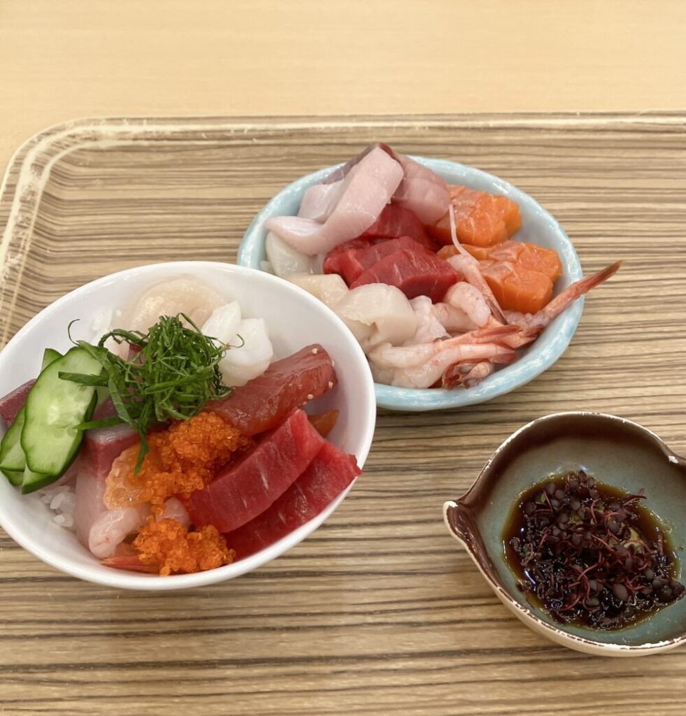 マグロやサーモン、甘海老などをたっぷり乗せた、完成した豪華なオリジナル海鮮丼。