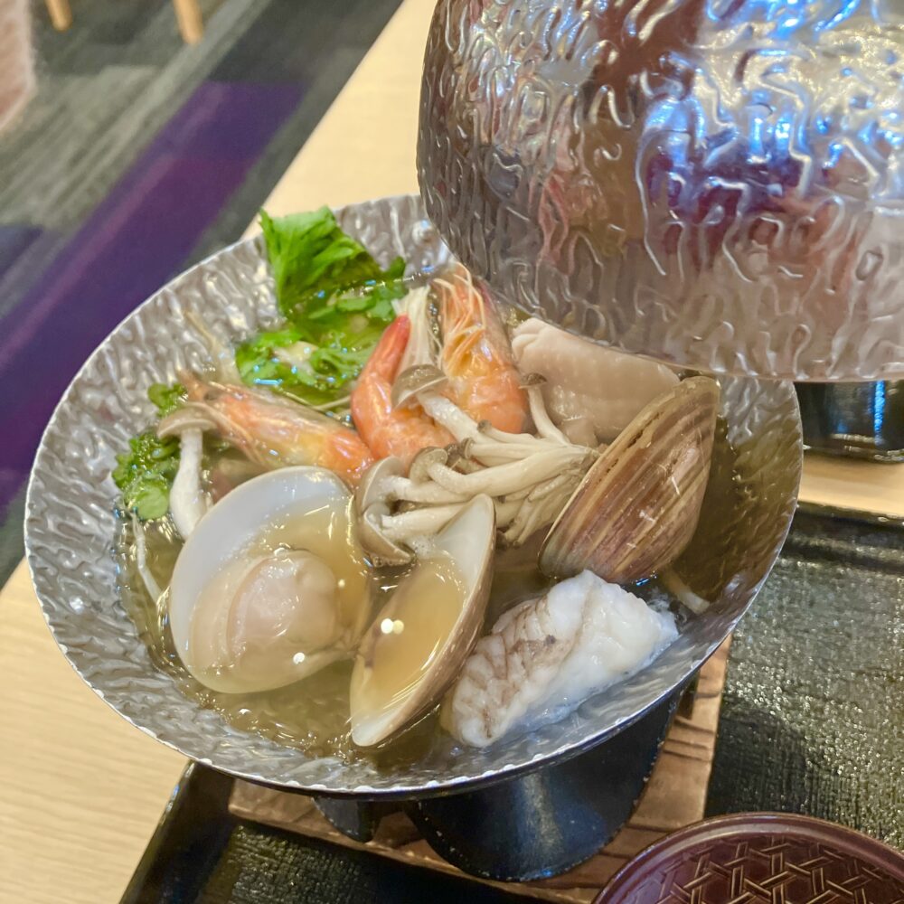 自席のコンロでグツグツ煮える、海老やハマグリがたっぷり入ったMY鍋。
