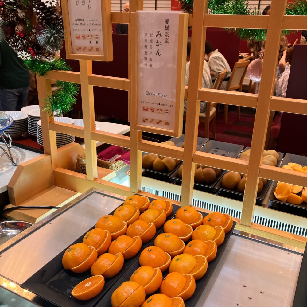 綺麗に半分にカットされた「愛媛県産 みかん」が並ぶ様子。