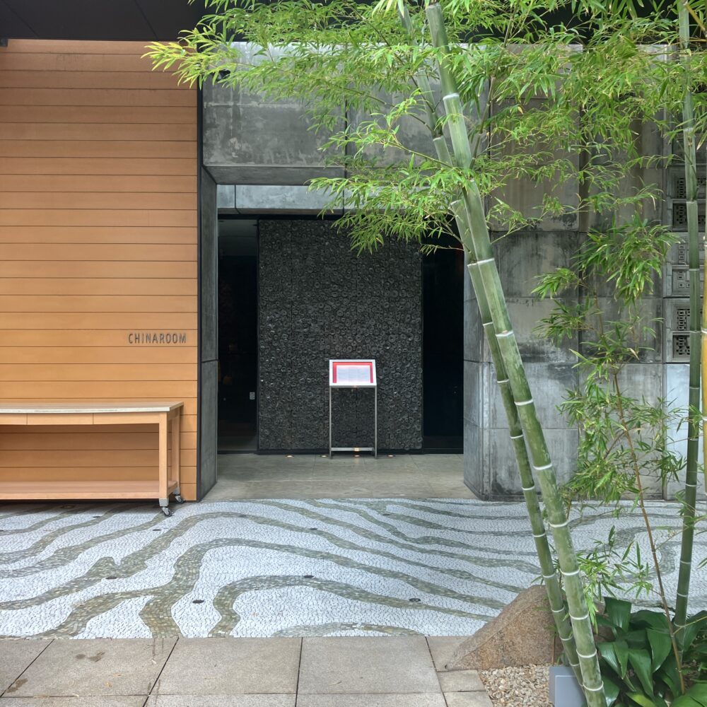 グランドハイアット東京「チャイナルーム」のスタイリッシュな外観と入口。竹の植栽が印象的。