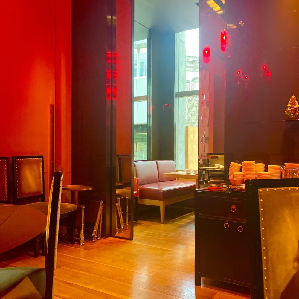 チャイナルームの半個室エリア。赤い壁とゆったりとしたソファ席で落ち着いた雰囲気。